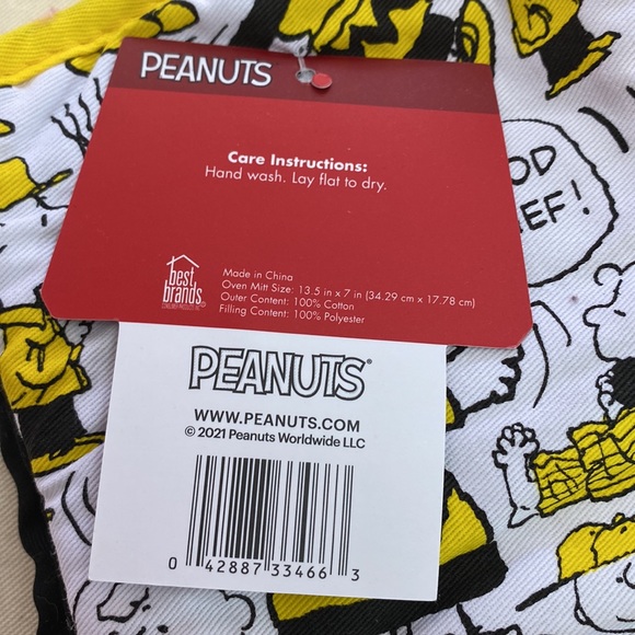 Snoopy oven mitt set of 2 NWT! Peanuts design Charlie Brown and Snoopy - Picture 5 of 9